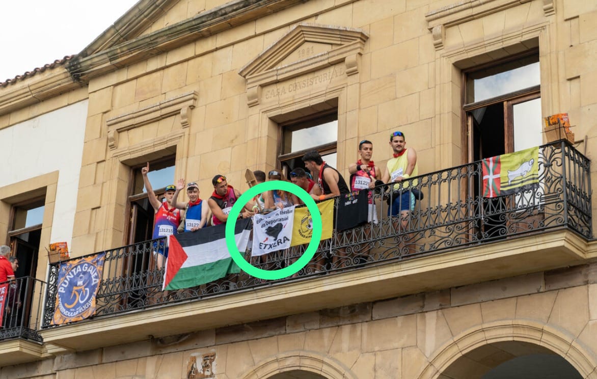 BanderaSAREEdificioMunicipalFiestasAlgortaGuecho